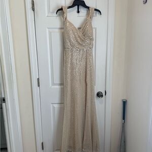Elegant Cream Sleeveless Gown Size 2 Prom dress